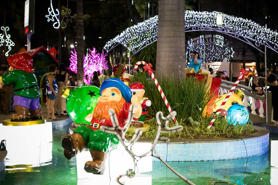 O acender das luzes de Natal na Prefeitura de Parauapebas foi um lindo  espetáculo. O evento abriu ao público a Vila do Papai Noel, na praça em  frente à