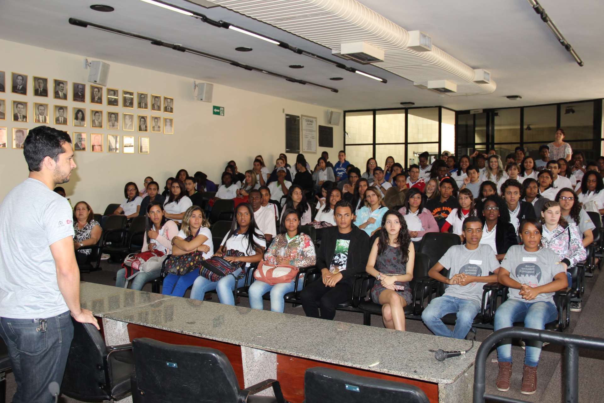 Câmara de Itabira - Presidente da Câmara faz apresentação do Parlamento  Jovem 2016