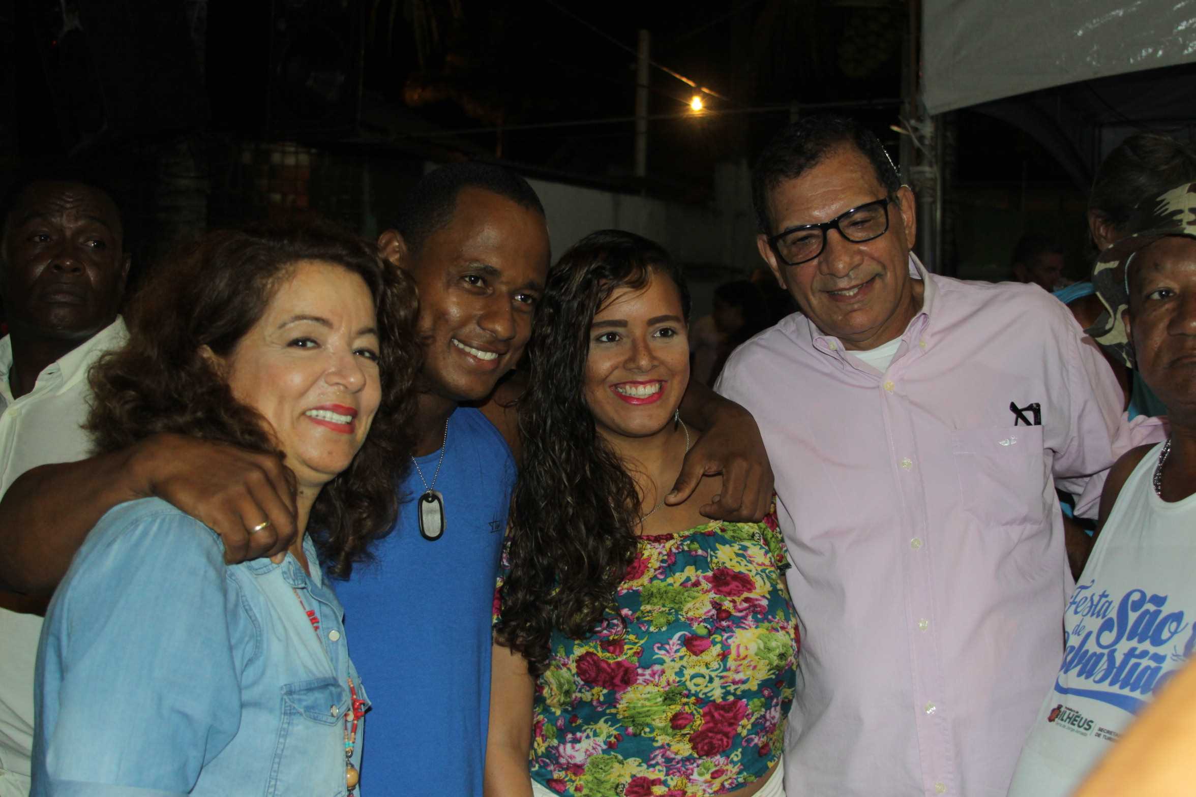 A Dama do Pagode desfila com trio sem cordas no domingo