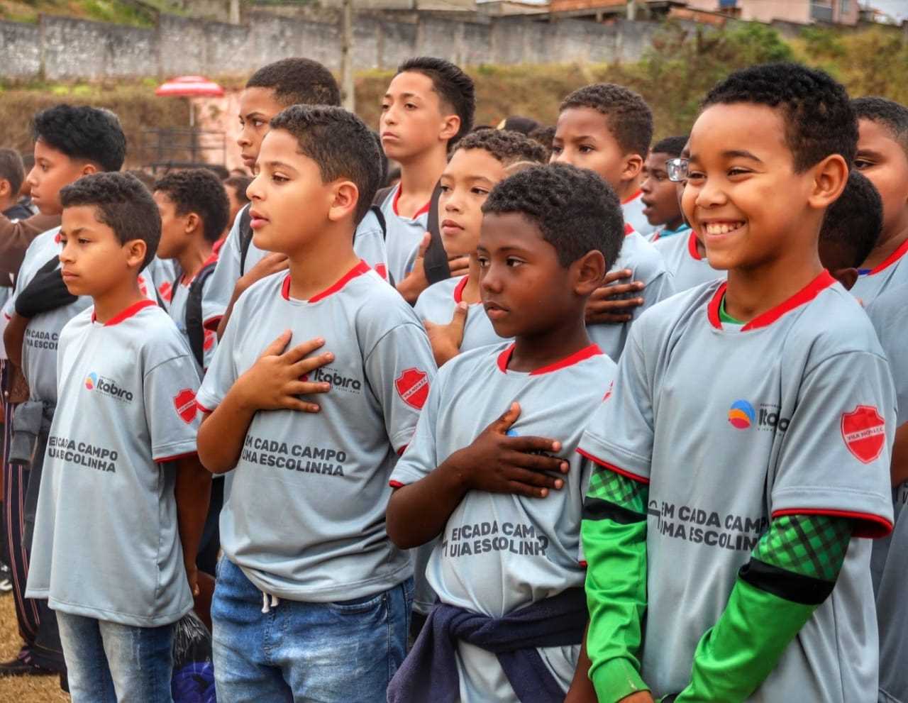 Crianças e jovens podem participar de aulas gratuitas de futebol