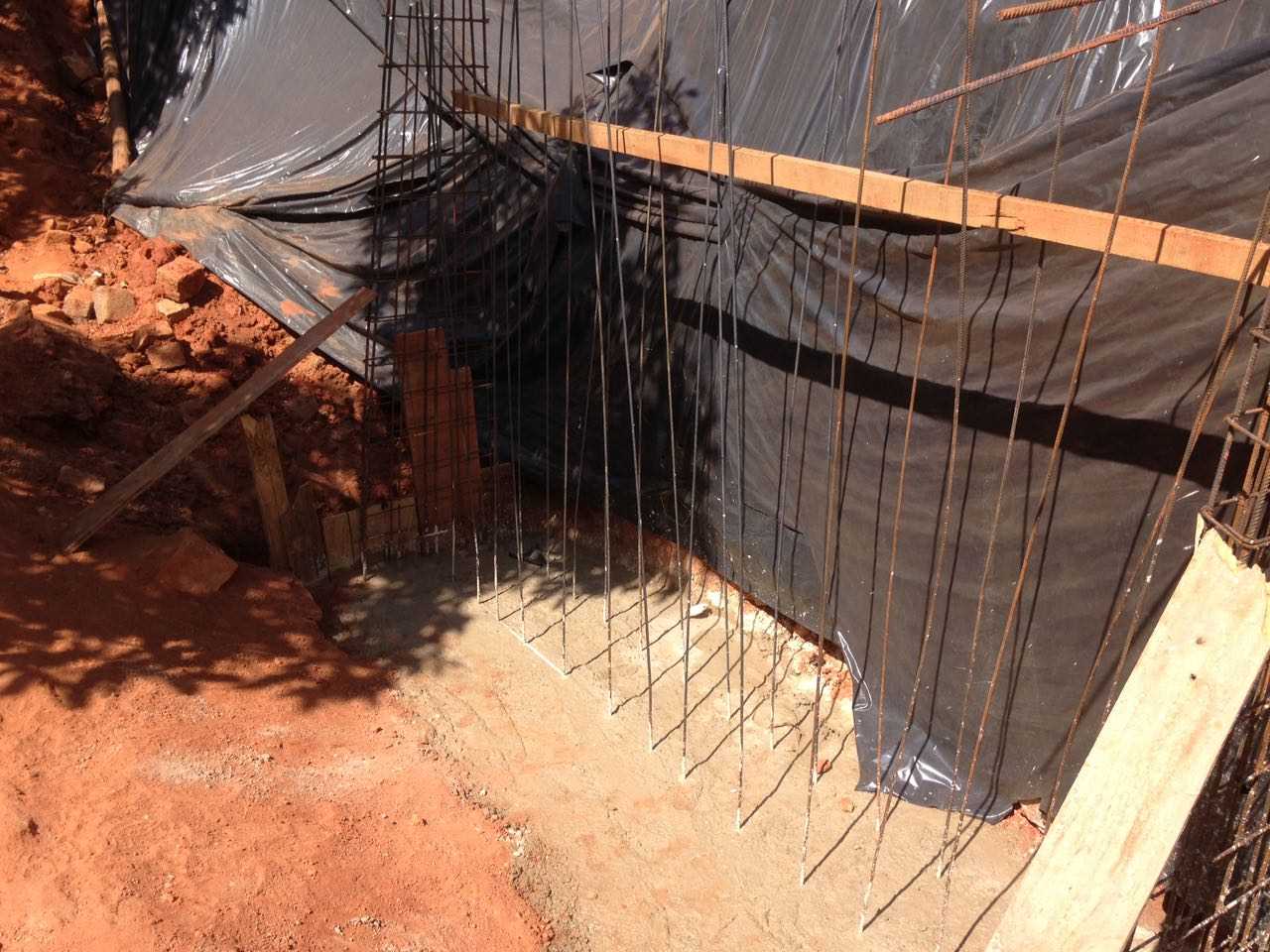 Prefeitura Municipal de Vila Velha: Avança construção de muro de contenção  em São Torquato