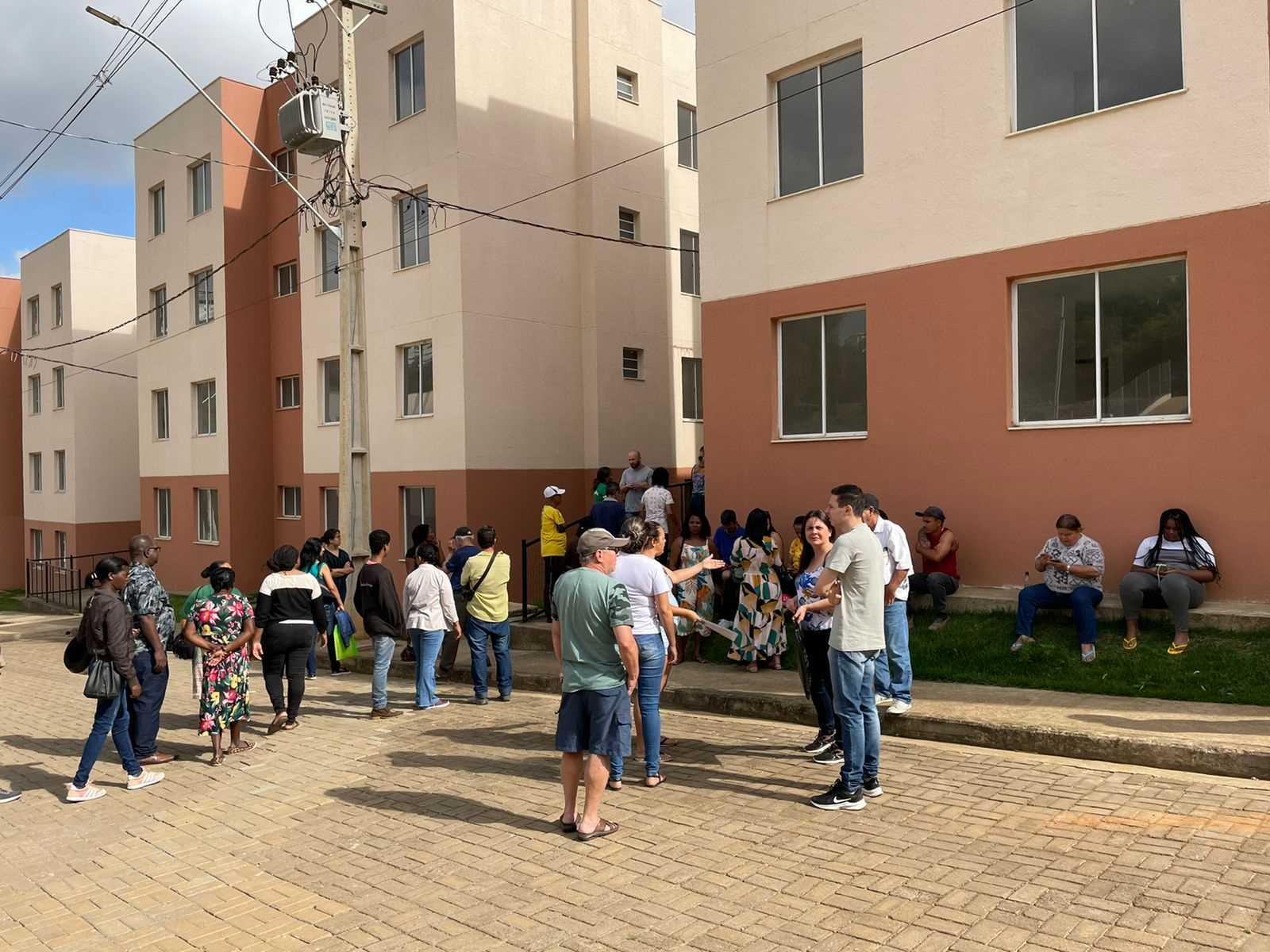 Prefeitura Municipal de Manhuaçu - Famílias aprovadas do Casa Verde e  Amarela visitam Residencial Clube do Sol
