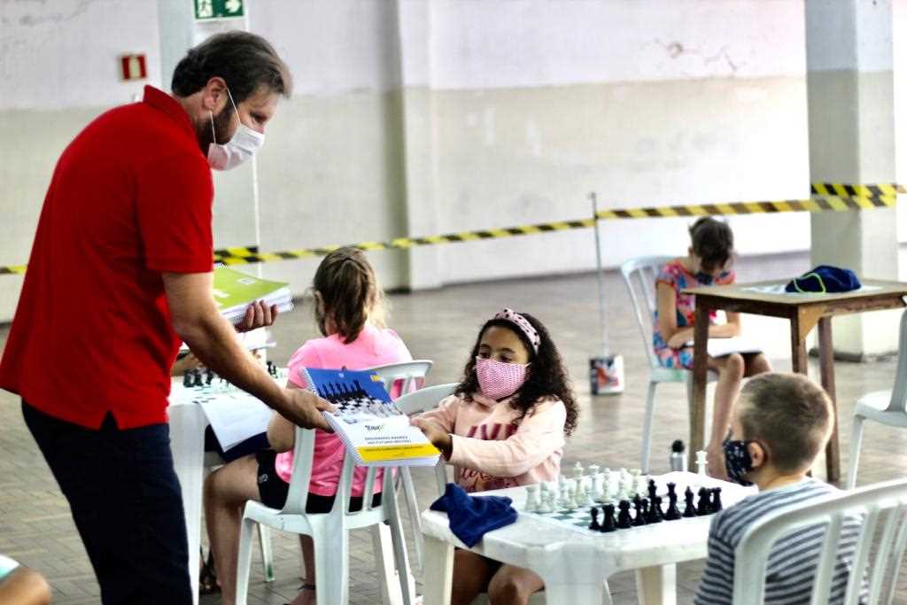 Várzea lança projeto 'Xadrez na Escola' - Prefeitura de Várzea