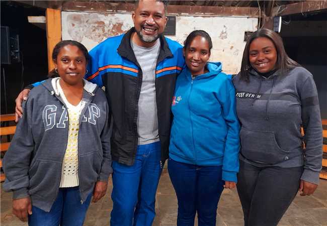 As moradoras, Valdirene de Souza, Gircilaine Oliveira e Tamiris Silvério ladeando o humorista Thiago Carmona no Borges.   