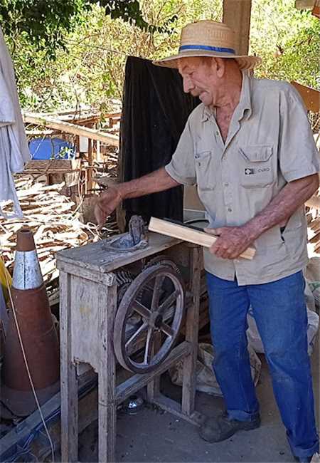 O senhor Agildo da Costa mostra o moinho de milho e mandioca que atravessa geraes. 