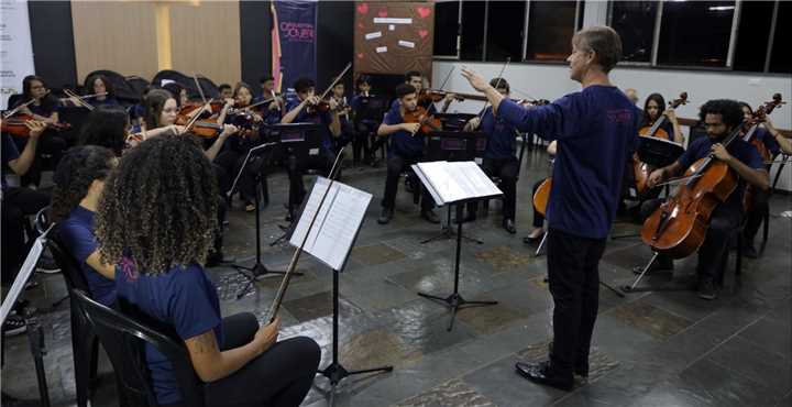 entrega instrumentos orquestra jovem