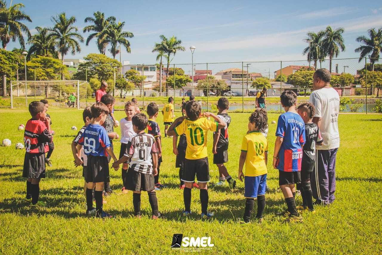 PREFEITURA CRIA 'ESCOLINHA DE FUTEBOL' GRATUITA PARA CRIANÇAS E