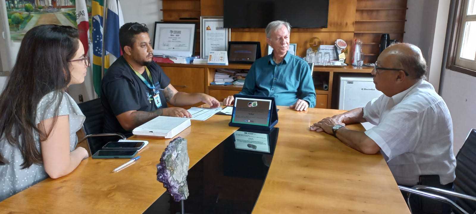 Prefeitura Municipal de Ubá - Prefeito recebe equipe para